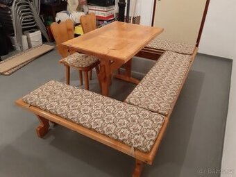 Masivní jídelní souprava