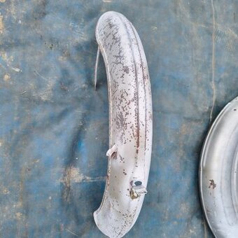 Původní přední blatník na Stadion S22 i zadní i podblatník