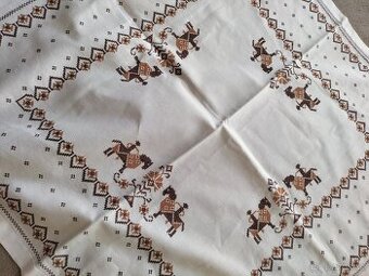 Vyšívaný ubrus s koníky