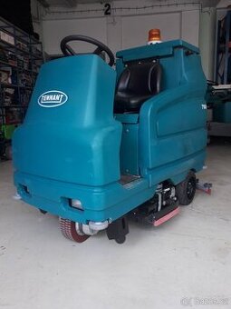 Podlahový mycí stroj Tennant 7100 Disk 80 sedící obsluha