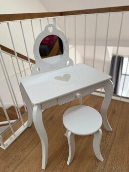 Dívčí kosmetický stolek