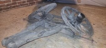 Dřevěné sáně a točná náprava vozy s koly