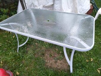 Prosklený stůl na zahradu....