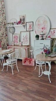 Litinový stolek s dřevěnou deskou