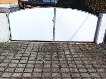 Dvoukřídlá brána