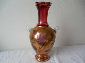 váza rubínové sklo zlacená broušená