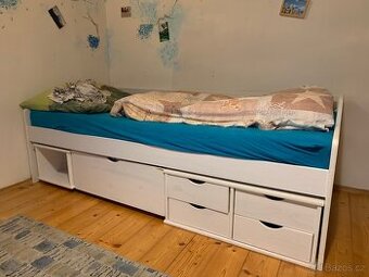 Krásna postel jednolůžko-téměř nova 3000,- Kč 200cmx90cm