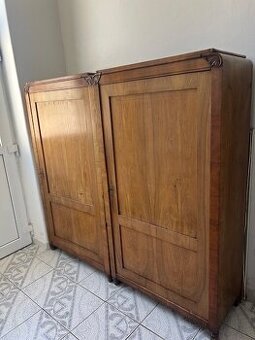 2 skříně ve stylu biedermeier zhotovené okolo roku 1850
