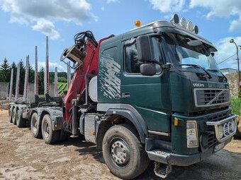 Nákladní automobil pro přepravu dřeva značky Volvo 6 x 6
