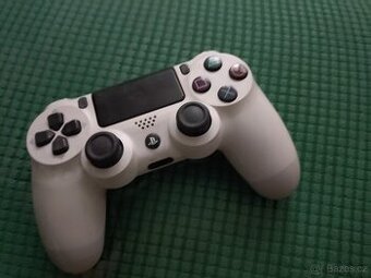 Ps4 ovladač na opravu