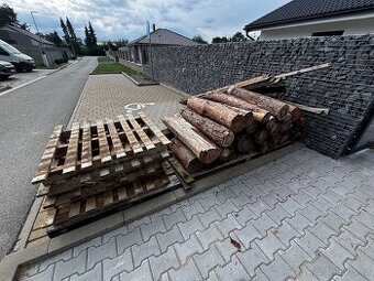Staré dřevo za odvoz