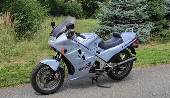 Honda VFR 750 F RC24