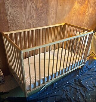 Dřevěná postýlka včetně matrace