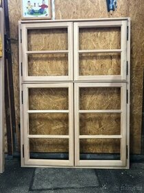 Rámová modřínová okna.