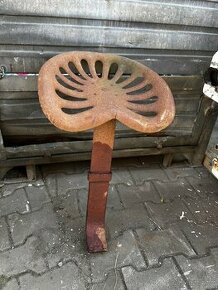 Železná sedačka na zemědělské stroje