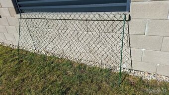 Dílce pletiva z plotu