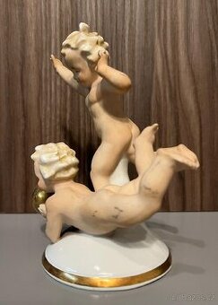 Keramická soška CHLAPEČCI S MÍČEM