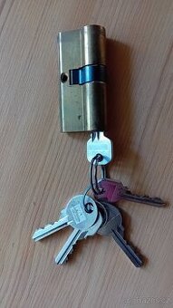 Prodám zámek fabku s 5ks klíčů