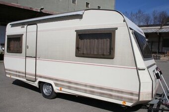 Karavan Dethleffs 490 s markýzou pro 5 osob.