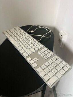 Drátová Apple klávesnice