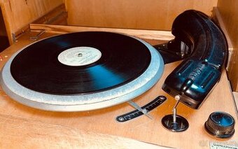 Skříňový gramofon s radiem