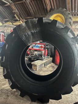 Pneu na traktorbagr, nové