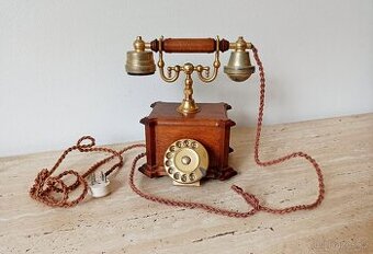 Vintage elegantní stolní telefon v krásném stavu