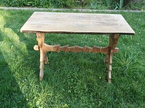 Dřevěný masivní stůl