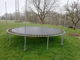 Trampolína na zahradu