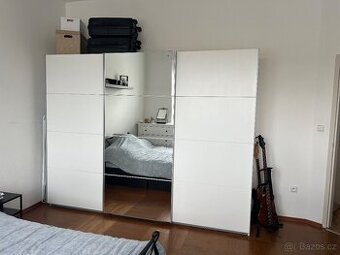 Bílá skříň s posuvnými dveřmi