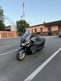 Suzuki Burgman 200i.