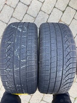 Dvě zimní pneu 245/45/18 Pirelli