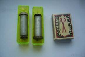 sbírka starých benzínových zapalovačů.