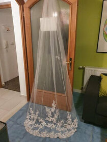 Svatební závoj s krajkou a korálky