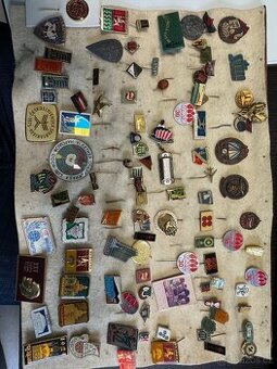 90 kusů odznaků, sbírka, různé