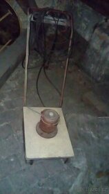 Stará sekačka s motorem škoda.