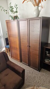 Obývací stěna spolu se šatní skříní