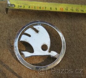 Starý kovový znak Škoda - veterán