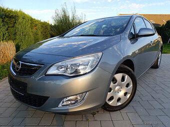 Opel Astra 1.4 T, servis, PĚKNÁ VÝBAVA A STAV