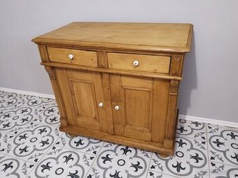 Stará skříňka, komoda, spodek po renovaci