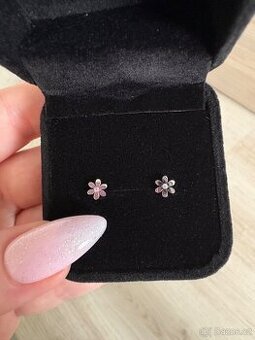 Nové náušnice kytičky s duhovým kamínkem