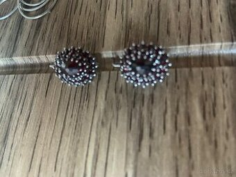 NOVÉ náušnice s českým granátem