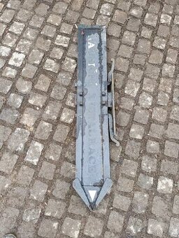 Masivní, kovaná, směrová tabule