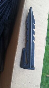 Kolíky pro obvodový drát na robotickou sekačkou