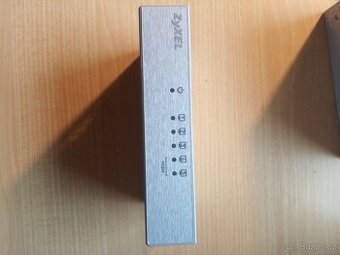 Prodám Wifrouter Microtik RB951Ui-2HnD a. 2ks. switch Zyxel