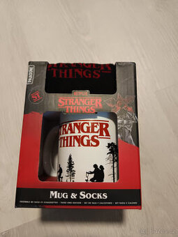 Hrnek + ponožky Stranger Things