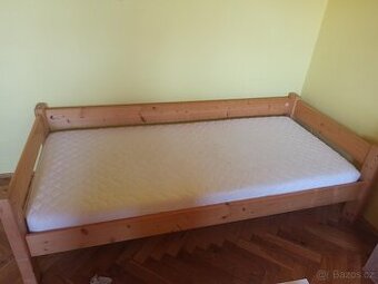 Zvýšená postel se schůdky