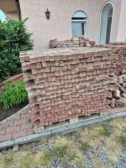 Zámková dlažba kost červená – 200 x 165 x 55 mm (65 m2)