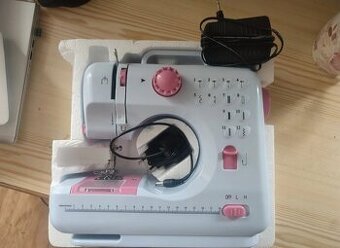 Mini multifunkční šicí stroj