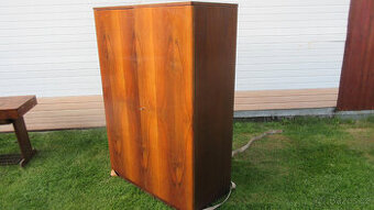 šatní skříň s krásnou kresb